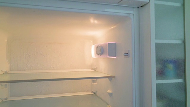 厨房冰箱里的数字旋钮视频素材