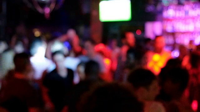 4K时光流逝:酒吧的夜生活派对。许多人在跳舞和享受。视频下载