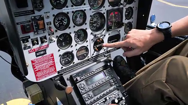 直升机驾驶舱在纽约市的飞行岛视频素材