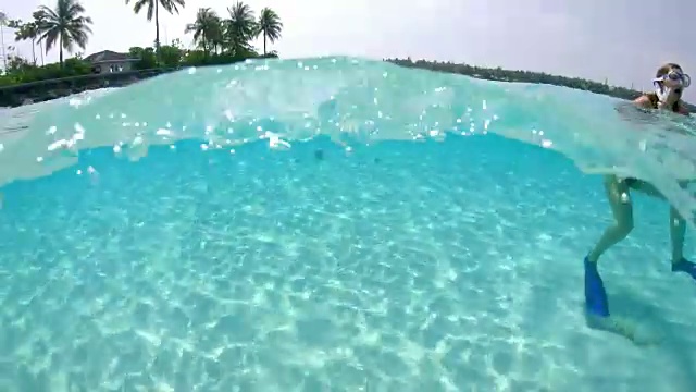 女士浮潜在热带海洋，马尔代夫视频素材