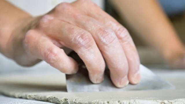 一位上了年纪的陶艺匠在他的创作车间里视频下载