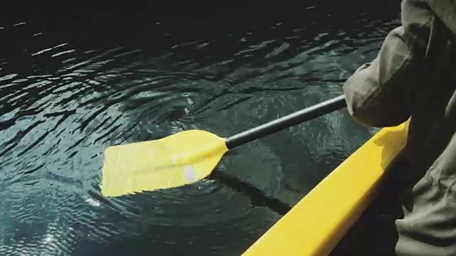 在水里划桨。划船，划独木舟。视频素材