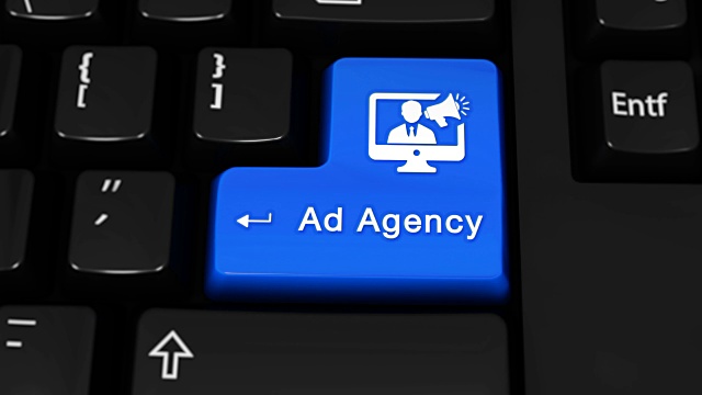 广告代理移动运动在蓝色进入按钮在现代计算机键盘上的文本和图标标签。选择焦点键是按下动画。市场营销观念视频素材