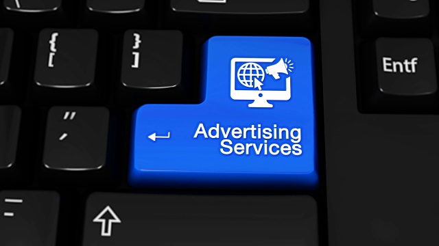 广告服务移动运动在蓝色进入按钮在现代计算机键盘上的文本和图标标签。选择焦点键是按下动画。内容营销的概念视频素材