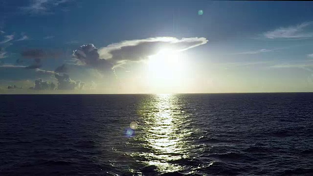 公海上的早晨(带镜头光晕)视频素材