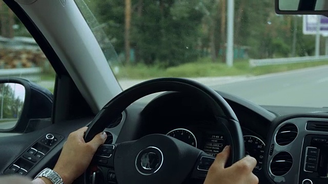 男性司机在车里双手握着方向盘视频素材