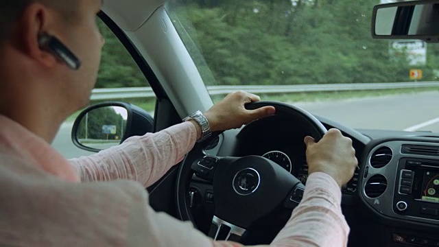 在高速公路上驾驶汽车的人的后视图视频素材
