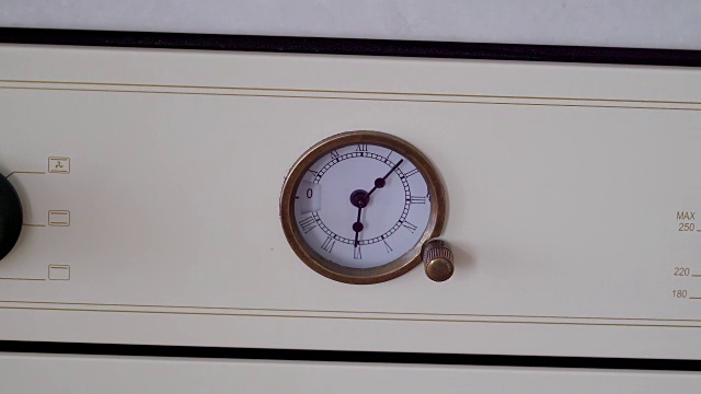 厨房煤气灶的计时器视频素材