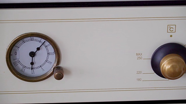 一个老式的煤气灶计时器视频素材