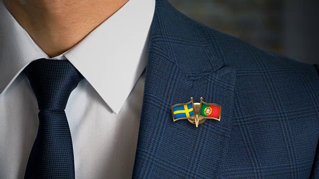 商人走向相机与朋友国家国旗别针瑞典-葡萄牙视频下载