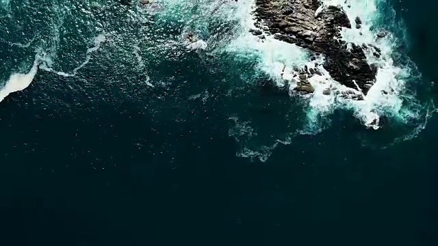 无人机拍摄的海景风景海浪撞击岩石视频下载