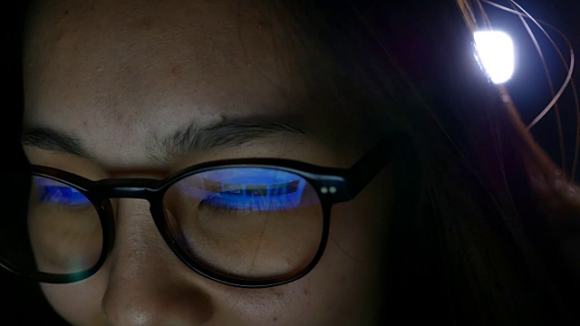 亚洲妇女的眼睛看电脑显示器，上网视频素材