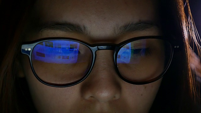 亚洲妇女的眼睛看电脑显示器，上网视频素材