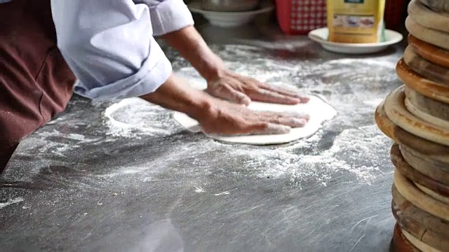 厨师制作披萨面团视频素材