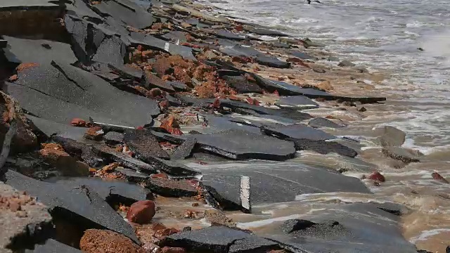 一场暴风雨引发的海浪袭击并摧毁了一条柏油路视频素材