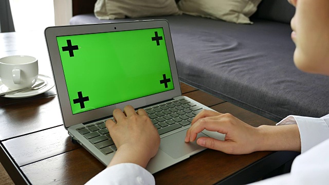 使用绿色屏幕的电脑和笔记本电脑视频素材