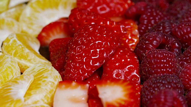 鲜果混合成分，有草莓、苹果、蓝莓、覆盆子、猕猴桃、橙子。这是一种新鲜且充满异国情调的热带水果沙拉，适合在夏天食用。色彩，新鲜度，维生素和味道的爆发视频素材