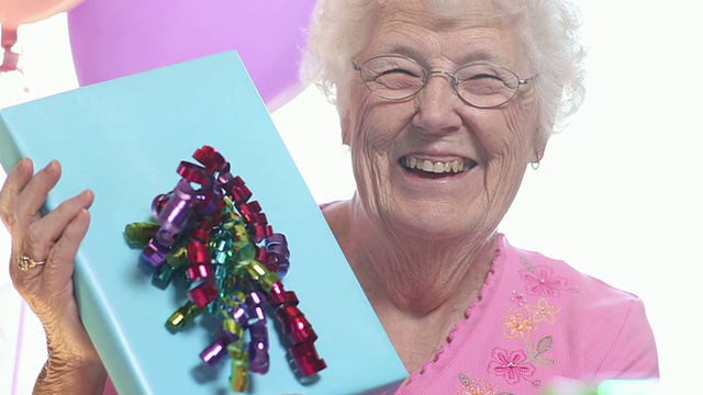 带生日礼物的老妇人视频素材