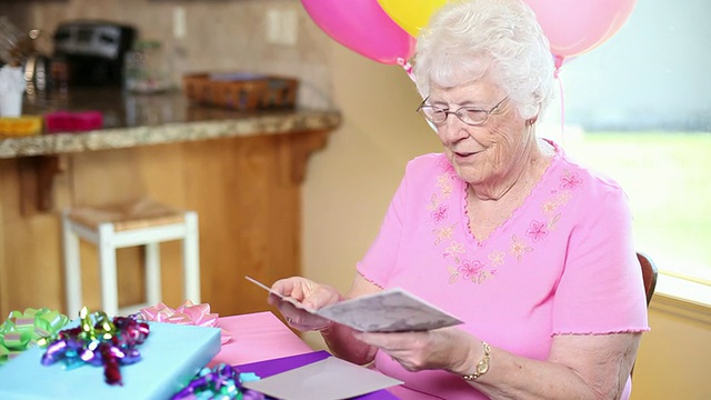 一位年长的女士在生日聚会上打电话视频素材