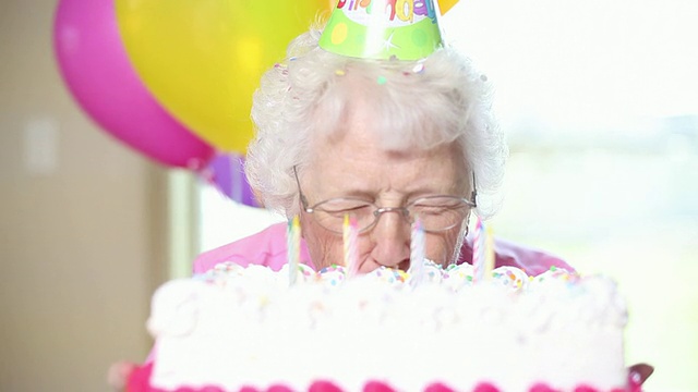 老妇人咬了一口蛋糕视频素材