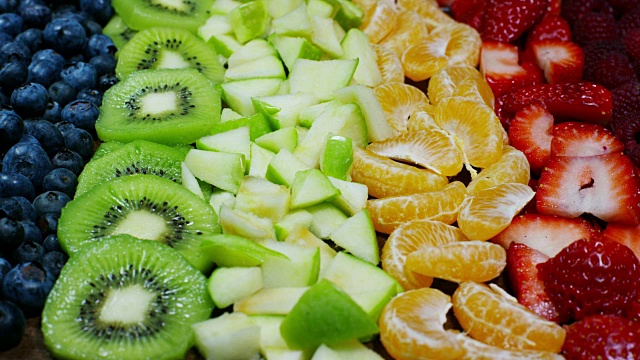 鲜果混合成分，有草莓、苹果、蓝莓、覆盆子、猕猴桃、橙子。这是一种新鲜且充满异国情调的热带水果沙拉，适合在夏天食用。色彩，新鲜度，维生素和味道的爆发视频素材