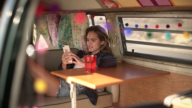 年轻女子在她的露营车里放松视频下载