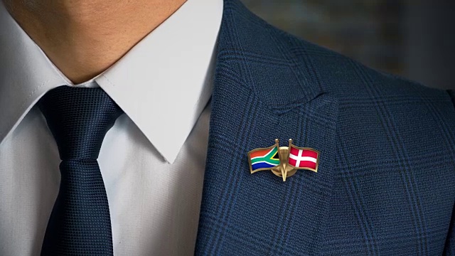 商人走向相机与朋友国家国旗别针南非-丹麦视频下载