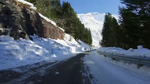 雪中行驶的POV汽车:挪威的山口视频下载