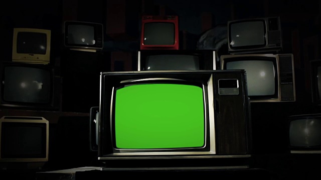 20世纪80年代的电视绿屏和许多旧电视。视频素材
