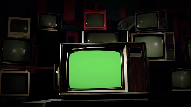 20世纪80年代的绿屏电视。多莉。绿色的基调。视频素材