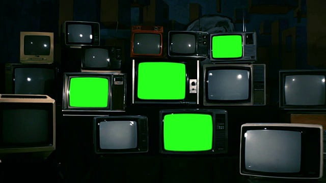 80年代绿色屏幕电视机。钢蓝色基调。视频素材