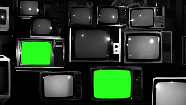 许多绿色屏幕的电视。黑白色调。视频素材