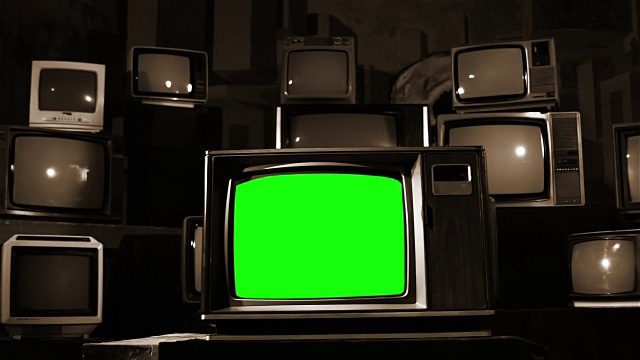 绿色屏幕的旧电视。深褐色的基调。视频素材