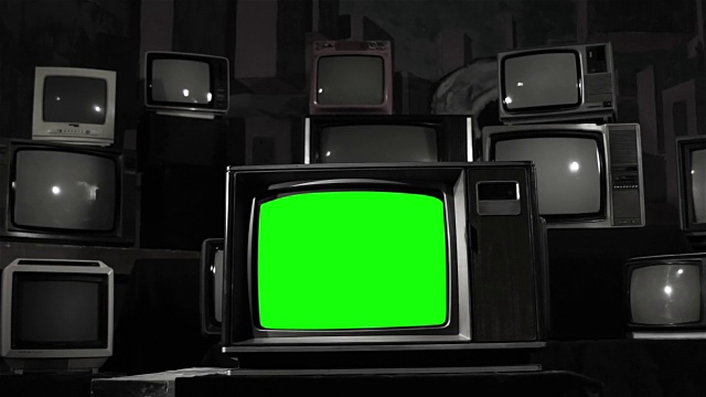 20世纪80年代的电视绿屏和许多旧电视。视频素材