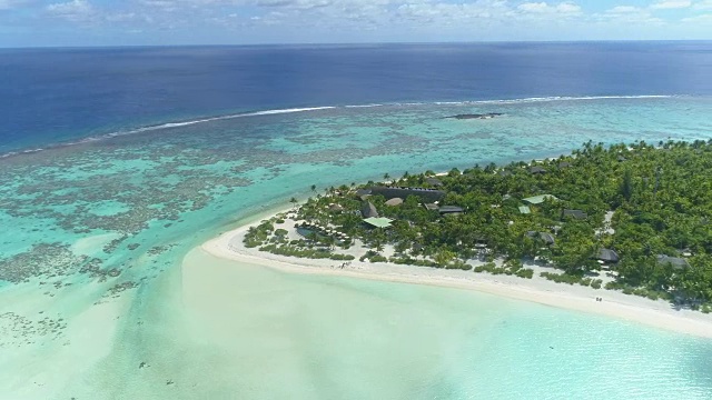 在法国波利尼西亚一个风景优美的热带岛屿上的豪华度假酒店的无人机视图。视频素材