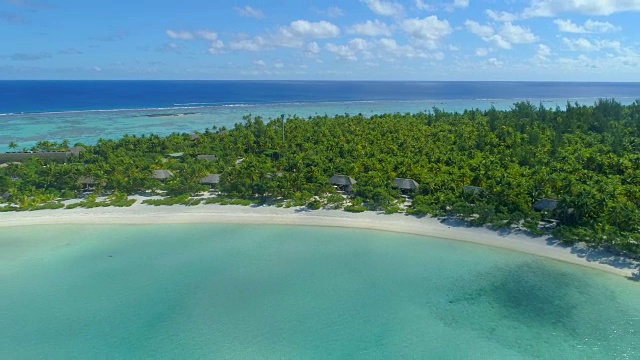 在法国波利尼西亚一个风景优美的热带岛屿上的豪华度假酒店的无人机视图。视频素材