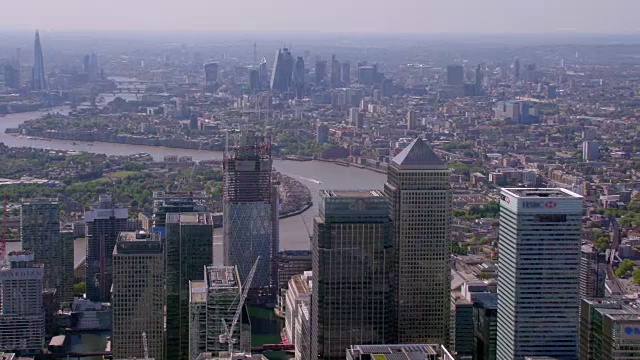 鸟瞰图金丝雀码头和伦敦市中心，英国。4 k视频下载