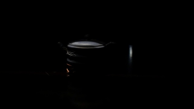 在光线下，一个用昂贵粘土制成的茶壶。视频下载