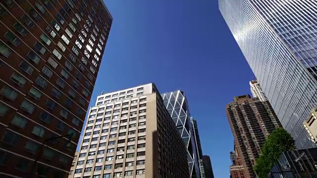 在纽约市曼哈顿摩天大楼街拍摄视频素材