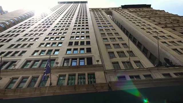 低角度无人机拍摄纽约市曼哈顿摩天大楼视频素材