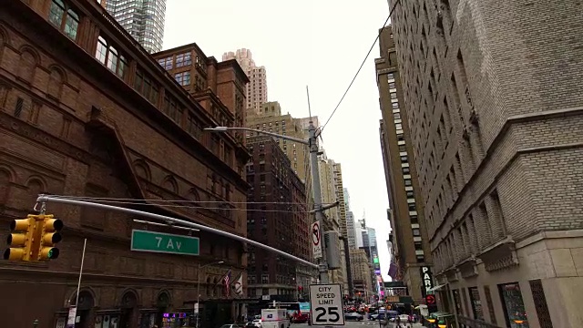 空中低角度拍摄的经典摩天大楼在纽约市曼哈顿视频素材