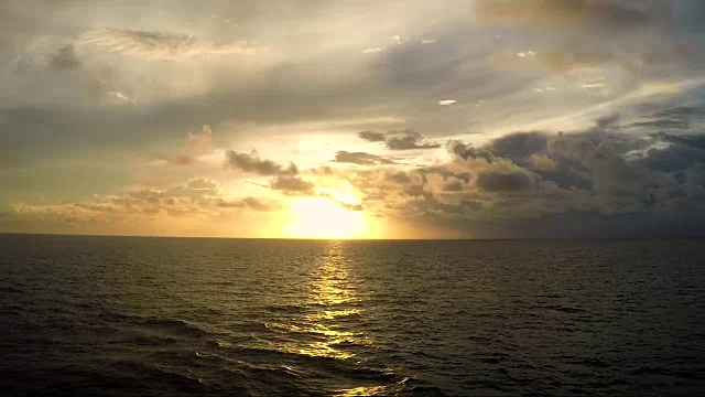 公海上的清晨视频素材