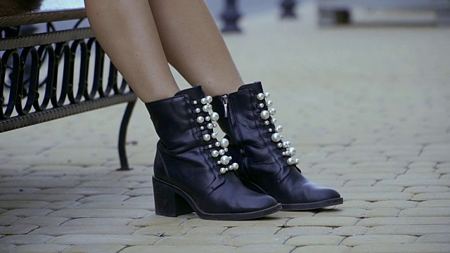穿着黑鞋的女人的腿视频下载