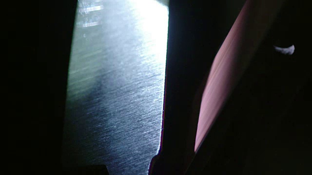 在车间砂光机上打磨的刀片的特写。视频下载
