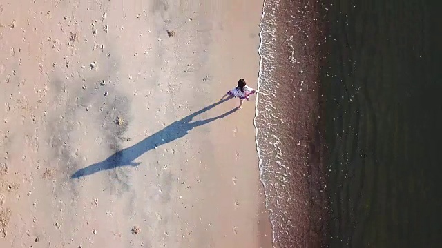 沿着海滩空中奔跑视频素材