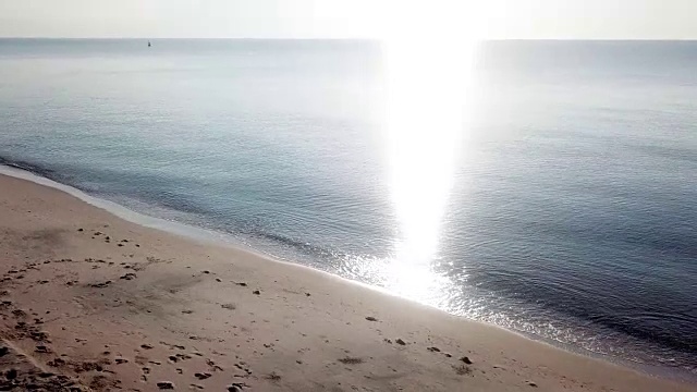 阳光反射在海滩上的鸟瞰图视频素材