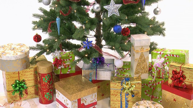 白色背景上有礼物的圣诞树视频素材