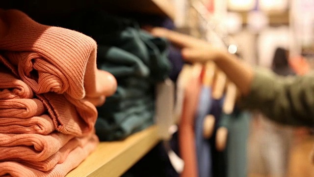 在购物中心买衣服的女人视频下载