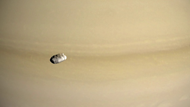 普罗米修斯，土星的内部卫星，绕轨道运行视频素材