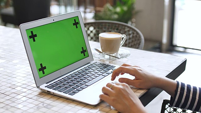 使用绿色屏幕的电脑和笔记本电脑视频素材